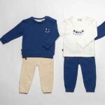 Frogs and Dogs jongenssweater blauw met subtiele smileyprint. Comfortabel, zacht en stoer, ideaal voor frisse dagen en dagelijks gebruik.