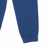 Schattige donkerblauwe joggingbroek uit de Happy with You-collectie van Frogs and Dogs. Het broekje is gemaakt van heerlijk zacht katoen en zit supercomfortabel. De broek heeft twee steekzakjes aan de voorkant en twee kontzakjes aan de achterkant. Op een van de achterzakjes zit een geborduurde, beige smiley die ondeugend knipoogt — een speels detail! De pijpjes zijn afgewerkt met een ingenaaide elastiek, waardoor ze mooi aansluiten. Dankzij de elastische tailleband met koord blijft de broek goed op zijn plek, hoe actief je kleintje ook is.