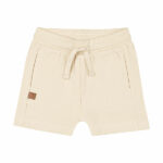 Dit stoere beige korte broekje met een geborduurde knipogende smiley op de kont komt uit de Happy with You collectie van Frogs and Dogs. Gemaakt van zacht en luchtig materiaal voor extra comfort. Perfect voor zomerse dagen en dagelijks gebruik. Het broekje heeft 2 steekzakjes. Dankzij de elastische tailleband met koord zit het broekje comfortabel en blijft hij goed op zijn plek.