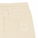 Dit stoere beige korte broekje met een geborduurde knipogende smiley op de kont komt uit de Happy with You collectie van Frogs and Dogs. Gemaakt van zacht en luchtig materiaal voor extra comfort. Perfect voor zomerse dagen en dagelijks gebruik. Het broekje heeft 2 steekzakjes. Dankzij de elastische tailleband met koord zit het broekje comfortabel en blijft hij goed op zijn plek.