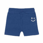 Dit stoere blauwe korte broekje met een geborduurde knipogende smiley op de kont komt uit de Happy with You collectie van Frogs and Dogs. Gemaakt van zacht en luchtig materiaal voor extra comfort. Perfect voor zomerse dagen en dagelijks gebruik. Het broekje heeft 2 steekzakjes. Dankzij de elastische tailleband met koord zit het broekje comfortabel en blijft hij goed op zijn plek.