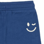 Dit stoere blauwe korte broekje met een geborduurde knipogende smiley op de kont komt uit de Happy with You collectie van Frogs and Dogs. Gemaakt van zacht en luchtig materiaal voor extra comfort. Perfect voor zomerse dagen en dagelijks gebruik. Het broekje heeft 2 steekzakjes. Dankzij de elastische tailleband met koord zit het broekje comfortabel en blijft hij goed op zijn plek.