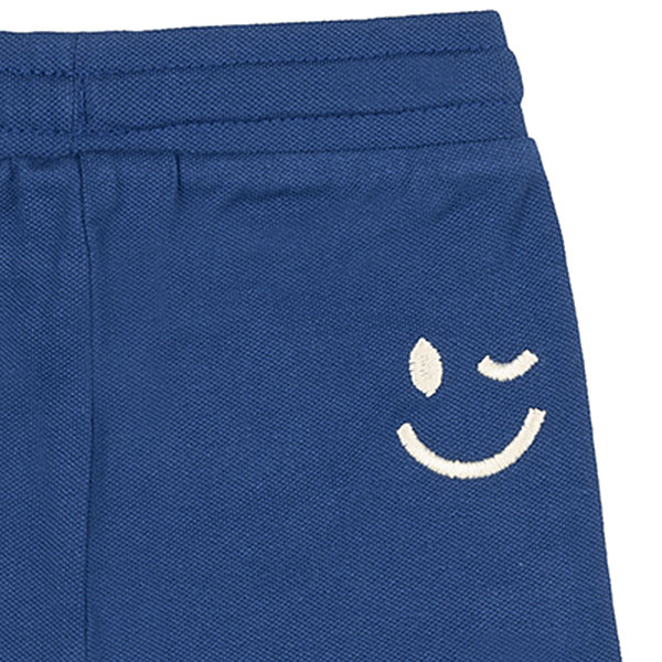 Dit stoere blauwe korte broekje met een geborduurde knipogende smiley op de kont komt uit de Happy with You collectie van Frogs and Dogs. Gemaakt van zacht en luchtig materiaal voor extra comfort. Perfect voor zomerse dagen en dagelijks gebruik. Het broekje heeft 2 steekzakjes. Dankzij de elastische tailleband met koord zit het broekje comfortabel en blijft hij goed op zijn plek.