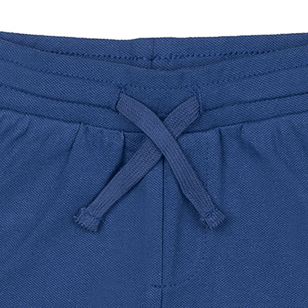 Dit stoere blauwe korte broekje met een geborduurde knipogende smiley op de kont komt uit de Happy with You collectie van Frogs and Dogs. Gemaakt van zacht en luchtig materiaal voor extra comfort. Perfect voor zomerse dagen en dagelijks gebruik. Het broekje heeft 2 steekzakjes. Dankzij de elastische tailleband met koord zit het broekje comfortabel en blijft hij goed op zijn plek.