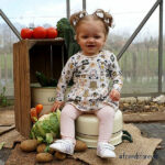 Hier het leuke ecru kleurige jurkje met lange mouw Fearless - Friends uit de collectie van Frogs and Dogs. Het ecru kleurige jurkje Fearless - Friends heeft een all-over bedrukking van verschillende dieren waaronder een kikker, bij, schildpad & een hondje. Het shirtje is gemaakt van rekbaar katoen en met het leuke printje goed te combineren met de andere items van deze collectie.