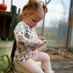 Hier het leuke ecru kleurige jurkje met lange mouw Fearless - Friends uit de collectie van Frogs and Dogs. Het ecru kleurige jurkje Fearless - Friends heeft een all-over bedrukking van verschillende dieren waaronder een kikker, bij, schildpad & een hondje. Het shirtje is gemaakt van rekbaar katoen en met het leuke printje goed te combineren met de andere items van deze collectie.