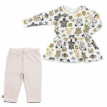 Hier het leuke ecru kleurige jurkje met lange mouw Fearless - Friends uit de collectie van Frogs and Dogs. Het ecru kleurige jurkje Fearless - Friends heeft een all-over bedrukking van verschillende dieren waaronder een kikker, bij, schildpad & een hondje. Het shirtje is gemaakt van rekbaar katoen en met het leuke printje goed te combineren met de andere items van deze collectie.