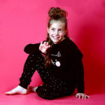 Deze leuke zwarte pyjama Kitty komt uit de collectie van Frogs and Dogs. Deze pyjama bestaat uit een shirt met lange mouwen en een broek met lange pijpen. Het shirtje heeft op de voorzijde een kattenhoofdje  in de kleuren roze en wit. Op het broekje staat een overall print van witte hartjes. Deze serie heeft een verbeterde stofkwaliteit waardoor die mooier blijft na het wassen.