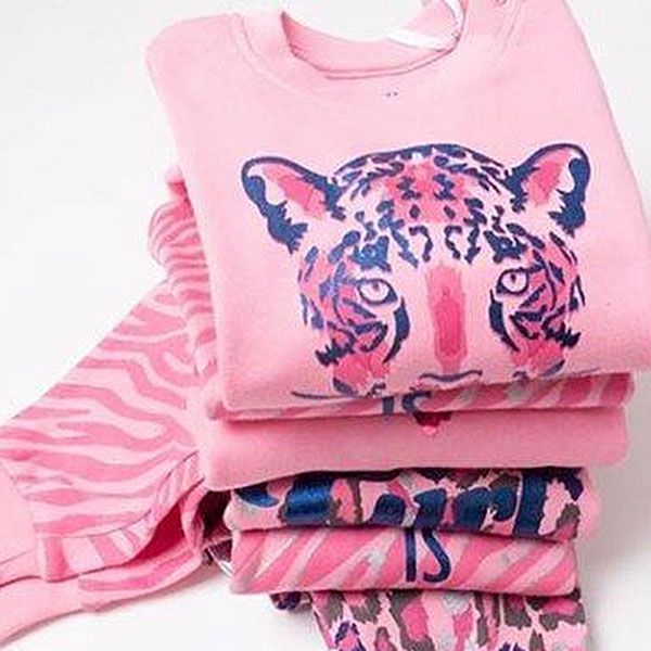 Deze leuke roze pyjama Leopard komt uit de collectie van Frogs and Dogs. Deze serie heeft een verbeterde stofkwaliteit waardoor die mooier blijft na het wassen. Deze pyjama bestaat uit een shirt met lange mouwen en een broek met lange pijpen. Op het shirtje staat in het groot de afbeelding ven een luipaardenhoofd met de tekst Wild Cat eronder. Het broekje heeft een overall luipaardenprint.