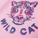 Deze leuke roze pyjama Leopard komt uit de collectie van Frogs and Dogs. Deze serie heeft een verbeterde stofkwaliteit waardoor die mooier blijft na het wassen. Deze pyjama bestaat uit een shirt met lange mouwen en een broek met lange pijpen. Op het shirtje staat in het groot de afbeelding ven een luipaardenhoofd met de tekst Wild Cat eronder. Het broekje heeft een overall luipaardenprint.