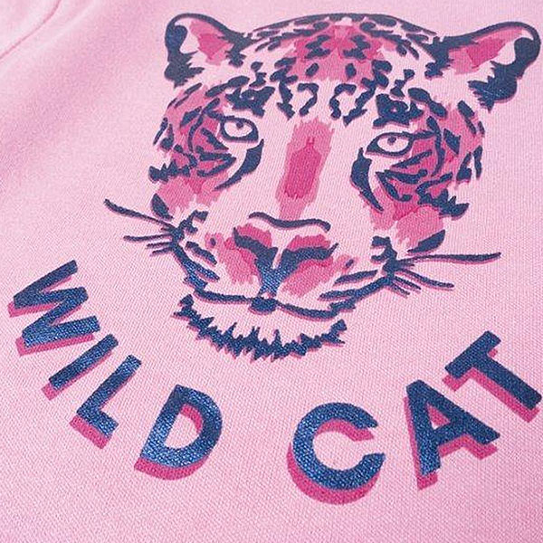 Deze leuke roze pyjama Leopard komt uit de collectie van Frogs and Dogs. Deze serie heeft een verbeterde stofkwaliteit waardoor die mooier blijft na het wassen. Deze pyjama bestaat uit een shirt met lange mouwen en een broek met lange pijpen. Op het shirtje staat in het groot de afbeelding ven een luipaardenhoofd met de tekst Wild Cat eronder. Het broekje heeft een overall luipaardenprint.