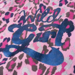 Deze leuke roze pyjama Leopard komt uit de collectie van Frogs and Dogs. Deze serie heeft een verbeterde stofkwaliteit waardoor die mooier blijft na het wassen. Deze pyjama bestaat uit een shirt met lange mouwen en een broek met lange pijpen. De pyjama heeft een overall luipaardenprint in de kleuren roze, zilver, blauw, zwart & paars. Op de voorkant van het shirt staat in het blauw de tekst Wild Girl.