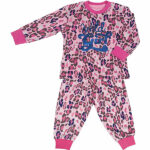 Deze leuke roze pyjama Leopard komt uit de collectie van Frogs and Dogs. Deze serie heeft een verbeterde stofkwaliteit waardoor die mooier blijft na het wassen. Deze pyjama bestaat uit een shirt met lange mouwen en een broek met lange pijpen. De pyjama heeft een overall luipaardenprint in de kleuren roze, zilver, blauw, zwart & paars. Op de voorkant van het shirt staat in het blauw de tekst Wild Girl.