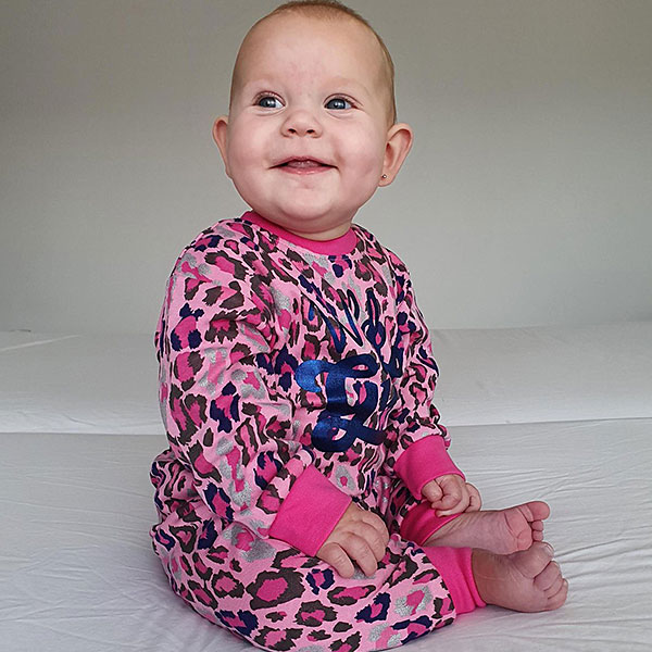 Deze leuke roze pyjama Leopard komt uit de collectie van Frogs and Dogs. Deze serie heeft een verbeterde stofkwaliteit waardoor die mooier blijft na het wassen. Deze pyjama bestaat uit een shirt met lange mouwen en een broek met lange pijpen. De pyjama heeft een overall luipaardenprint in de kleuren roze, zilver, blauw, zwart & paars. Op de voorkant van het shirt staat in het blauw de tekst Wild Girl.