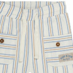 Stoere gebroken witte broek met geprinte strepen uit de Sun and Sand-collectie van Frogs and Dogs. Gemaakt van zacht en luchtig materiaal voor extra comfort. Perfect voor zomerse dagen en dagelijks gebruik. 