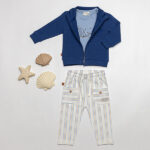 Gebroken witte kinderbroek met strepen uit de SunandSand collectie van Frogs and Dogs, met zakken op de pijp en elastische tailleband