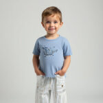 Gebroken witte kinderbroek met strepen uit de SunandSand collectie van Frogs and Dogs, met zakken op de pijp en elastische tailleband