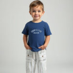 Gebroken witte kinderbroek met strepen uit de SunandSand collectie van Frogs and Dogs, met zakken op de pijp en elastische tailleband