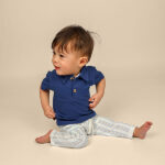 Gebroken witte kinderbroek met strepen uit de SunandSand collectie van Frogs and Dogs, met zakken op de pijp en elastische tailleband