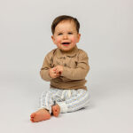 Gebroken witte kinderbroek met strepen uit de SunandSand collectie van Frogs and Dogs, met zakken op de pijp en elastische tailleband