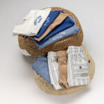 Gebroken witte kinderbroek met strepen uit de SunandSand collectie van Frogs and Dogs, met zakken op de pijp en elastische tailleband