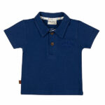 Dit schattige donkerblauwe polo t-shirt heeft korte mouwen en komt uit de Sun and Sand-collectie van Frogs and Dogs. Het shirtje heeft een stijlvol polokraagje met twee knoopjes, waardoor het een sportieve en frisse uitstraling krijgt. Perfect voor de zomerse dagen! Op borsthoogte is de tekst ‘Sand & Sun Sea Club’ geborduurd, wat het shirtje een extra leuke touch geeft. Dit maakt het niet alleen comfortabel, maar ook helemaal on-trend voor je kleintje!