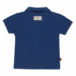 Dit schattige donkerblauwe polo t-shirt heeft korte mouwen en komt uit de Sun and Sand-collectie van Frogs and Dogs. Het shirtje heeft een stijlvol polokraagje met twee knoopjes, waardoor het een sportieve en frisse uitstraling krijgt. Perfect voor de zomerse dagen! Op borsthoogte is de tekst ‘Sand & Sun Sea Club’ geborduurd, wat het shirtje een extra leuke touch geeft. Dit maakt het niet alleen comfortabel, maar ook helemaal on-trend voor je kleintje!