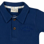 Dit schattige donkerblauwe polo t-shirt heeft korte mouwen en komt uit de Sun and Sand-collectie van Frogs and Dogs. Het shirtje heeft een stijlvol polokraagje met twee knoopjes, waardoor het een sportieve en frisse uitstraling krijgt. Perfect voor de zomerse dagen! Op borsthoogte is de tekst ‘Sand & Sun Sea Club’ geborduurd, wat het shirtje een extra leuke touch geeft. Dit maakt het niet alleen comfortabel, maar ook helemaal on-trend voor je kleintje!