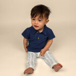 Donkerblauw baby polo t-shirt met korte mouwen, geborduurde borsttekst en polokraag uit de Sun and Sand collectie van Frogs and Dogs.