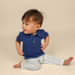 Donkerblauw baby polo t-shirt met korte mouwen, geborduurde borsttekst en polokraag uit de Sun and Sand collectie van Frogs and Dogs.