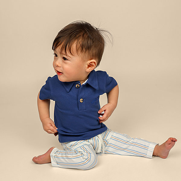 Donkerblauw baby polo t-shirt met korte mouwen, geborduurde borsttekst en polokraag uit de Sun and Sand collectie van Frogs and Dogs.