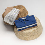 Donkerblauw baby polo t-shirt met korte mouwen, geborduurde borsttekst en polokraag uit de Sun and Sand collectie van Frogs and Dogs.