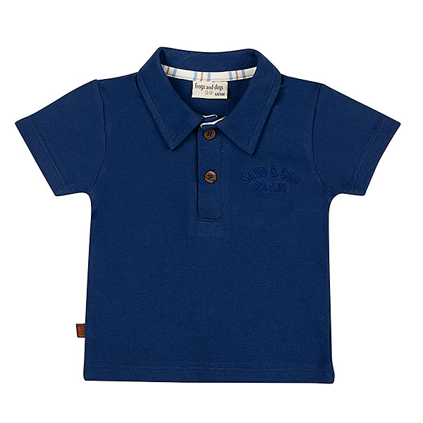 Dit schattige donkerblauwe polo t-shirt heeft korte mouwen en komt uit de Sun and Sand-collectie van Frogs and Dogs. Het shirtje heeft een stijlvol polokraagje met twee knoopjes, waardoor het een sportieve en frisse uitstraling krijgt. Perfect voor de zomerse dagen! Op borsthoogte is de tekst ‘Sand & Sun Sea Club’ geborduurd, wat het shirtje een extra leuke touch geeft. Dit maakt het niet alleen comfortabel, maar ook helemaal on-trend voor je kleintje!