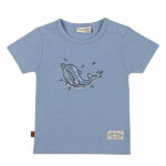 Dit blauwe baby t-shirt met korte mouw uit de Sun and Sand-collectie van Frogs and Dogs is een zomerse must-have! Op de voorzijde staat een bedrukking van een dolfijn voor een frisse, speelse look. Gemaakt van zacht en ademend katoen, ideaal voor warme dagen.
