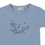 Dit blauwe baby t-shirt met korte mouw uit de Sun and Sand-collectie van Frogs and Dogs is een zomerse must-have! Op de voorzijde staat een bedrukking van een dolfijn voor een frisse, speelse look. Gemaakt van zacht en ademend katoen, ideaal voor warme dagen.