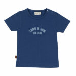 Dit donkerblauwe baby t-shirt met korte mouw uit de Sun and Sand-collectie van Frogs and Dogs is een zomerse must-have! Op de voorzijde staat een lichtblauwe bedrukking voor een frisse, speelse look. Gemaakt van zacht en ademend katoen, ideaal voor warme dagen.