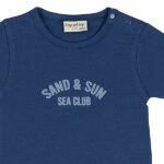 Dit donkerblauwe baby t-shirt met korte mouw uit de Sun and Sand-collectie van Frogs and Dogs is een zomerse must-have! Op de voorzijde staat een lichtblauwe bedrukking voor een frisse, speelse look. Gemaakt van zacht en ademend katoen, ideaal voor warme dagen.
