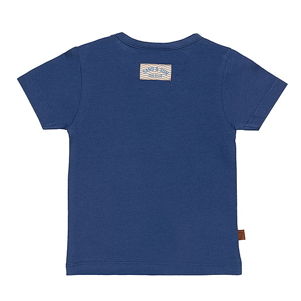 Dit donkerblauwe baby t-shirt met korte mouw uit de Sun and Sand-collectie van Frogs and Dogs is een zomerse must-have! Op de voorzijde staat een lichtblauwe bedrukking voor een frisse, speelse look. Gemaakt van zacht en ademend katoen, ideaal voor warme dagen.