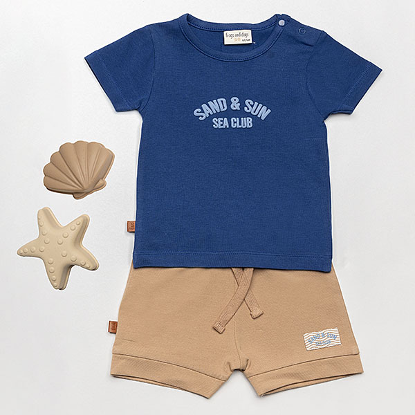 Donkerblauw baby t-shirtje voor jongens van Frogs and Dogs met korte mouwen, lichtblauwe Sea Club opdruk en schouderknoopjes.