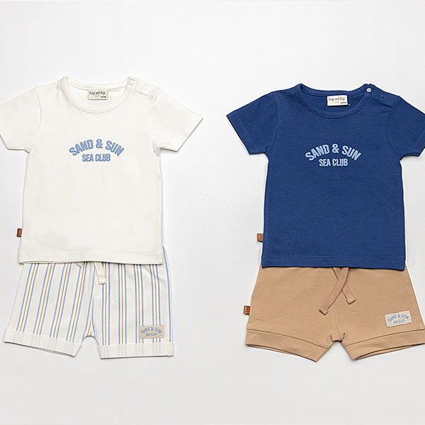 Donkerblauw baby t-shirtje voor jongens van Frogs and Dogs met korte mouwen, lichtblauwe Sea Club opdruk en schouderknoopjes.