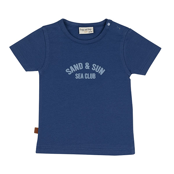 Dit donkerblauwe baby t-shirt met korte mouw uit de Sun and Sand-collectie van Frogs and Dogs is een zomerse must-have! Op de voorzijde staat een lichtblauwe bedrukking voor een frisse, speelse look. Gemaakt van zacht en ademend katoen, ideaal voor warme dagen.