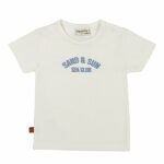 Dit gebroken witte baby t-shirt met korte mouw uit de Sun and Sand-collectie van Frogs and Dogs is een zomerse must-have! Op de voorzijde staat een blauwe bedrukking voor een frisse, speelse look. Gemaakt van zacht en ademend katoen, ideaal voor warme dagen.