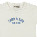 Dit gebroken witte baby t-shirt met korte mouw uit de Sun and Sand-collectie van Frogs and Dogs is een zomerse must-have! Op de voorzijde staat een blauwe bedrukking voor een frisse, speelse look. Gemaakt van zacht en ademend katoen, ideaal voor warme dagen.