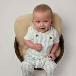 Baby t-shirtje gebroken wit met blauwe tekst Sand & Sun – Sea Club van Frogs and Dogs. Zacht katoen, ideaal voor warme zomerdagen.