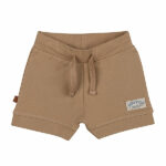 Dit mooie effen korte broekje in de kleur lichtbruin komt uit de collectie Sand and Sun van Frogs and Dogs. Het broekje heeft schattige boordjes aan de pijpjes en een comfortabele tailleband met een koord. Dankzij de neutrale kleur is het eindeloos te combineren met andere items. Als speels detail is het logo van de collectie subtiel op het pijpje gestikt.