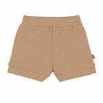 Dit mooie effen korte broekje in de kleur lichtbruin komt uit de collectie Sand and Sun van Frogs and Dogs. Het broekje heeft schattige boordjes aan de pijpjes en een comfortabele tailleband met een koord. Dankzij de neutrale kleur is het eindeloos te combineren met andere items. Als speels detail is het logo van de collectie subtiel op het pijpje gestikt.
