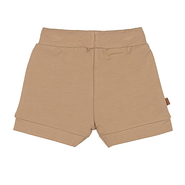 Dit mooie effen korte broekje in de kleur lichtbruin komt uit de collectie Sand and Sun van Frogs and Dogs. Het broekje heeft schattige boordjes aan de pijpjes en een comfortabele tailleband met een koord. Dankzij de neutrale kleur is het eindeloos te combineren met andere items. Als speels detail is het logo van de collectie subtiel op het pijpje gestikt.