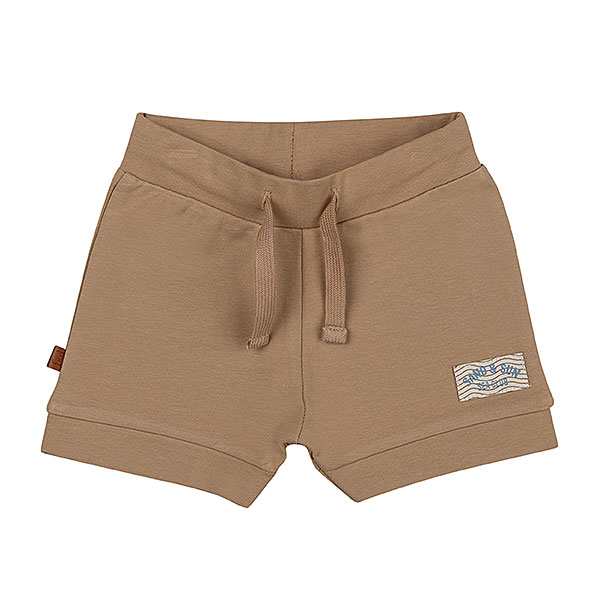 Dit mooie effen korte broekje in de kleur lichtbruin komt uit de collectie Sand and Sun van Frogs and Dogs. Het broekje heeft schattige boordjes aan de pijpjes en een comfortabele tailleband met een koord. Dankzij de neutrale kleur is het eindeloos te combineren met andere items. Als speels detail is het logo van de collectie subtiel op het pijpje gestikt.