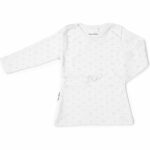 Frogs and Dogs heeft leuke en schattige jurkjes gemaakt. Dit witte jurkje met een subtiele print komt uit de Friends Forever collectie van Frogs and Dogs. Een lieve lijn met kleding die speciaal gemaakt is voor de allerkleinste. Deze kledinglijn voor pasgeboren baby’s en is lief & zoet. Het jurkje is gemaakt van zacht katoen en heeft op beide schouders een drukkertje om het makkelijker aan te trekken. Het jurkje heeft een ingenaaide band in het midden met voorop een strikje. De boordjes van de mouwen zijn gezoomd net zo als de onderkant van het jurkje.