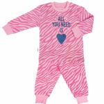 Deze leuke roze pyjama All you Need komt uit de collectie van Frogs and Dogs. Deze serie heeft een verbeterde stofkwaliteit waardoor die mooier blijft na het wassen. Deze pyjama bestaat uit een shirt met lange mouwen en een broek met lange pijpen. Het shirtje heeft een overall zebraprint en op de voorzijde in het blauw tekst All you Need is met een hart. Het broekje heeft dezelfde overall print van een zebra.